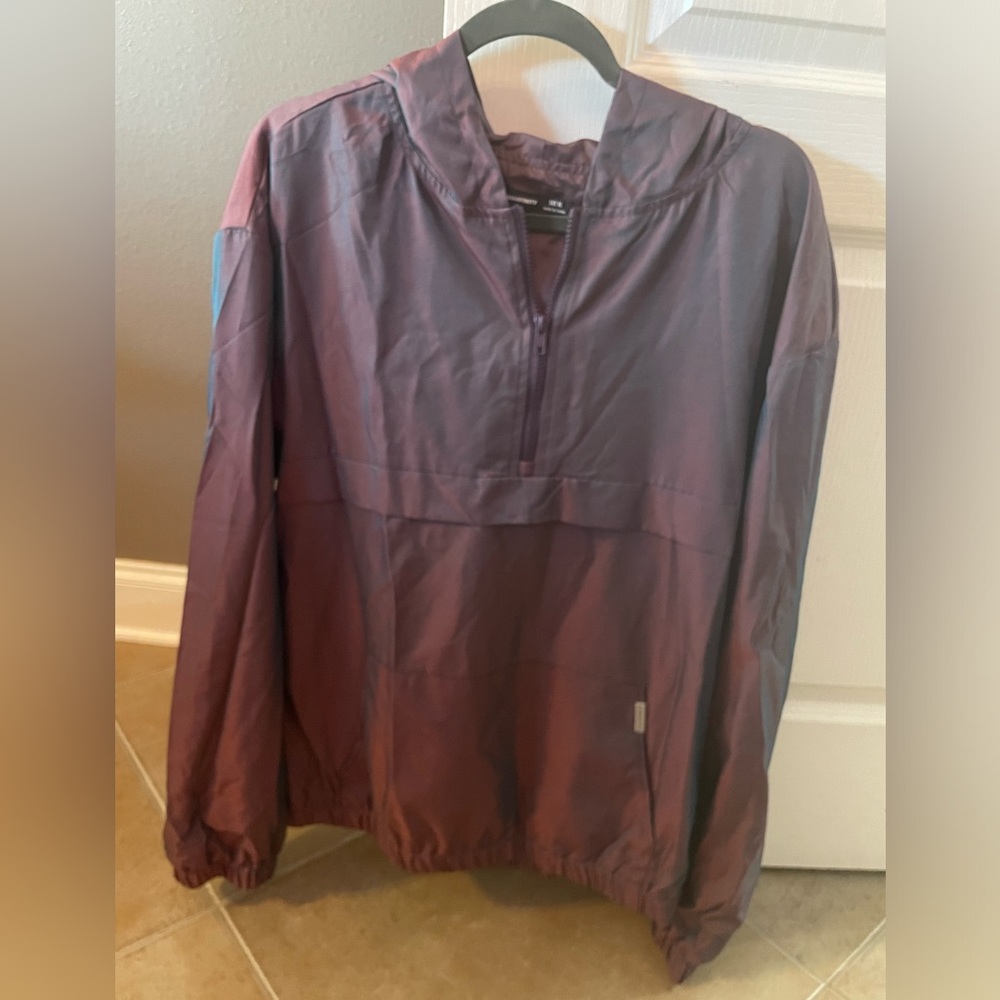 Pull over wind breaker with a hood